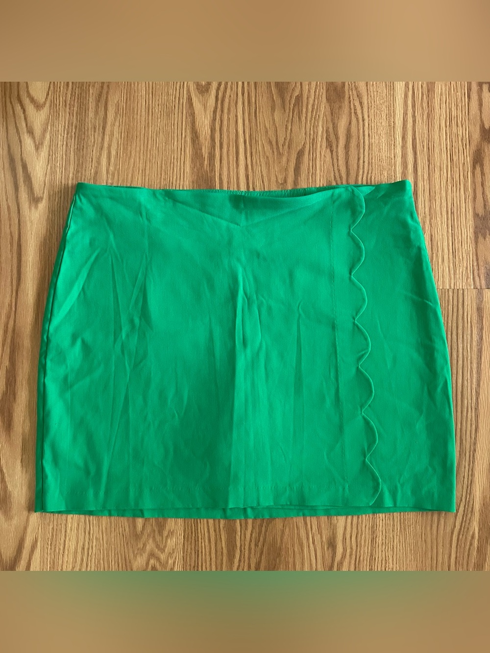NWOT Crown & Ivy Bright Green Scallop-Trim Mini Skort
